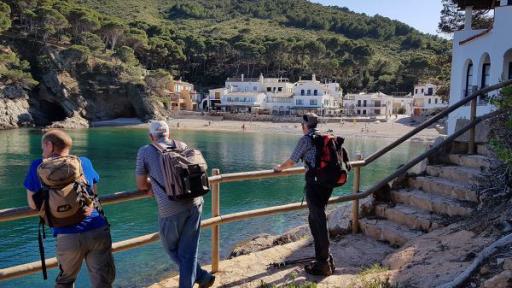 Ort mit Wanderer an der Costa Brava